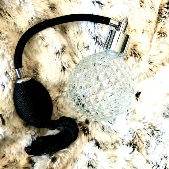 Vintage Style Perfume Atomizer With Fringe Puff Faux Crystal Refillable Bottle - Picture 2 of 8